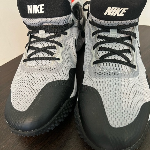 Nike Gray and Black Sneakers with Dynamic Lacing and Breathable Mesh - Picture 4 of 8